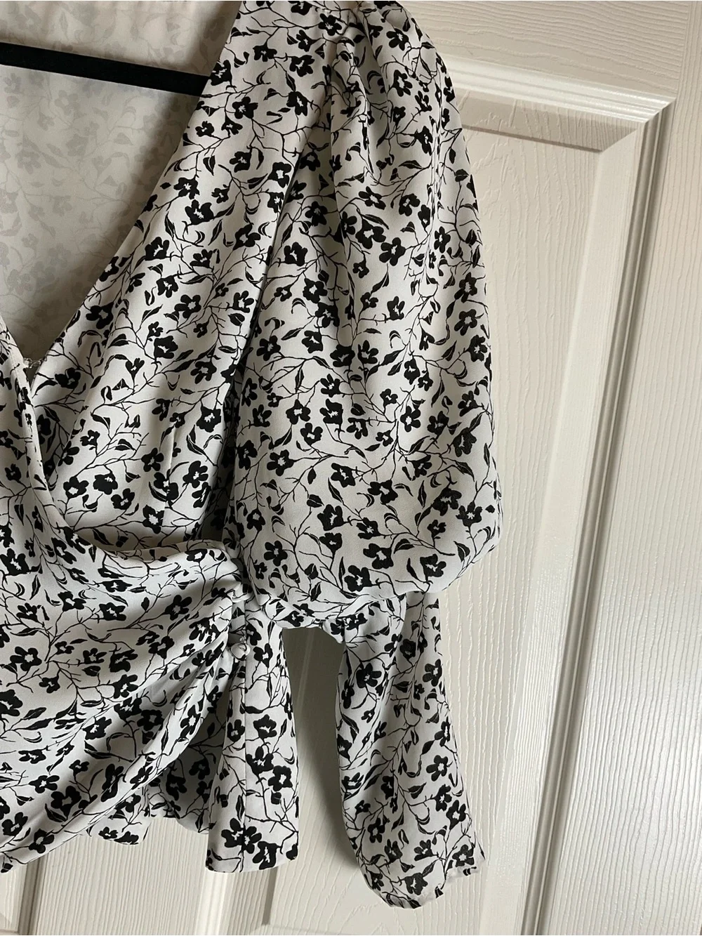 ASTR the Label Ivory Black Ditsy Floral Wrap Blouse Puff Bishop Sleeve Small